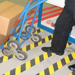 Противоскользящая сигнальная абразивная лента Antislip Systems 100 мм, 18.3 м чёрно-жёлтая