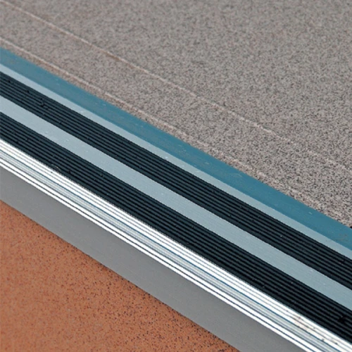 Противоскользящий алюминиевый угол на ступени 1800 мм