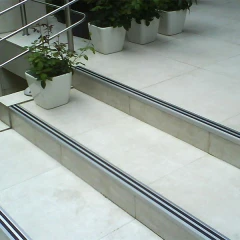 Противоскользящий алюминиевый угол на ступени 1800 мм