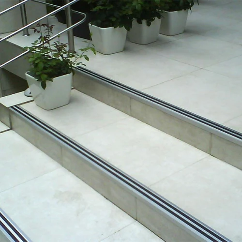 Противоскользящий алюминиевый угол на ступени 1800 мм