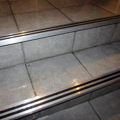 Противоскользящий алюминиевый угол на ступени 1800 мм