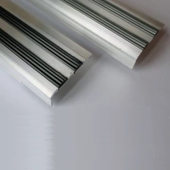 Противоскользящий алюминиевый угол на ступени 900 мм