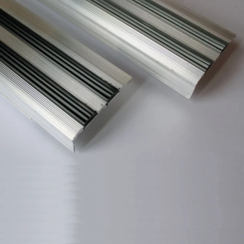 Противоскользящий алюминиевый угол на ступени 900 мм