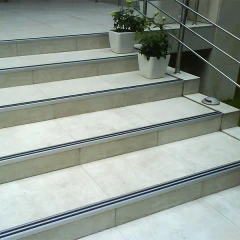 Противоскользящий алюминиевый угол на ступени 900 мм