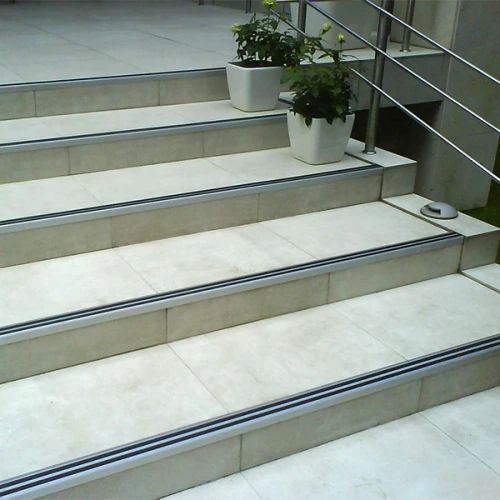 Противоскользящий алюминиевый угол на ступени 900 мм