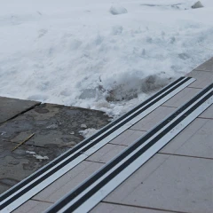 Противоскользящий алюминиевый угол на ступени 900 мм