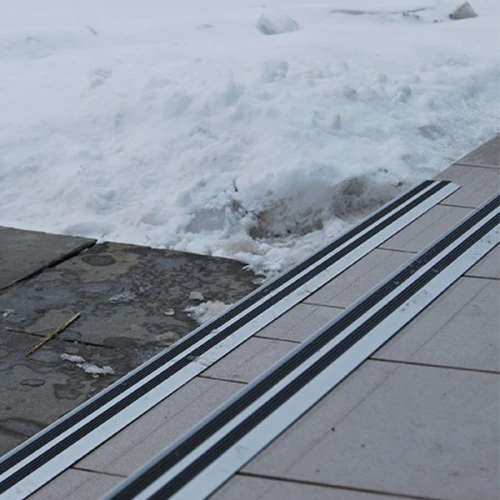 Противоскользящий алюминиевый угол на ступени 900 мм