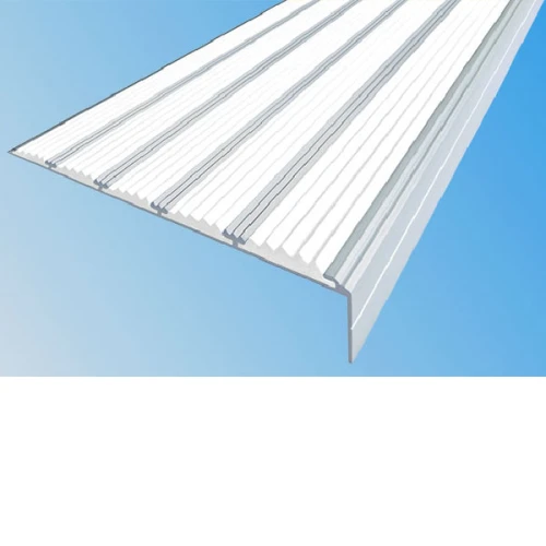 Противоскользящий алюминиевый угол с пятью вставками 160х6х30 мм 1,35 м белый