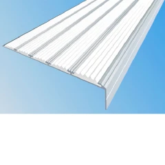 Противоскользящий алюминиевый угол с пятью вставками 160х6х30 мм 1 м белый