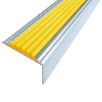 Противоскользящий алюминиевый угол Стандарт 2,7 м 38х5,5х20 мм жёлтый