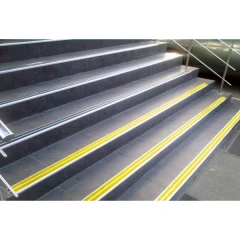 Противоскользящий алюминиевый угол-порог с двумя вставками 70мм/5,5мм/22,5мм 3,0м темно-коричневый