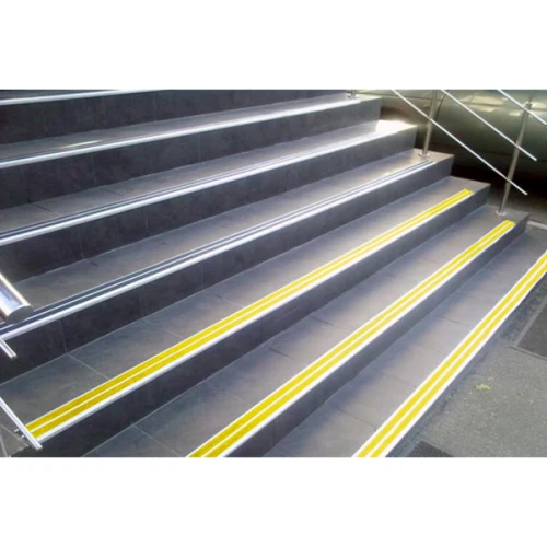 Противоскользящий алюминиевый угол-порог с двумя вставками 70мм/5,5мм/22,5мм 3,0м темно-коричневый