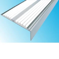 Противоскользящий алюминиевый самоклеящийся угол-порог с двумя вставками 70х5,5х22,5 мм, 3 м белый