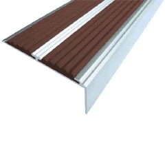 Противоскользящий алюминиевый самоклеящийся угол-порог (2 вставки) 70х5,5х22,5 мм, 2 м темно-корич.