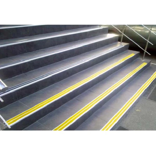 Противоскользящий алюминиевый самоклеящийся угол-порог с двумя вставками 70х5,5х22,5 мм, 2 м зелёный