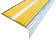 Противоскользящий алюминиевый самоклеящийся угол-порог с двумя вставками 70х5,5х22,5 мм, 1,35 м жёлт