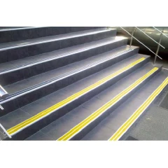 Противоскользящий алюминиевый самоклеящийся угол-порог с двумя вставками 70х5,5х22,5 мм, 1,35 м беже