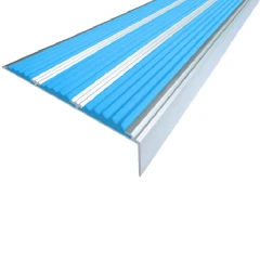Противоскользящий алюминиевый самоклеящийся угол (3 вставки) 98х5,6х22,4 мм 2 м голубой