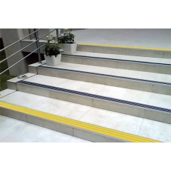 Противоскользящий алюминиевый самоклеящийся угол (3 вставки) 98х5,6х22,4 мм 1,35м тёмно-корич.