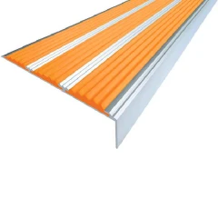 Противоскользящий алюминиевый самоклеящийся угол (3 вставки) 98х5,6х22,4 мм 1 м оранжевый
