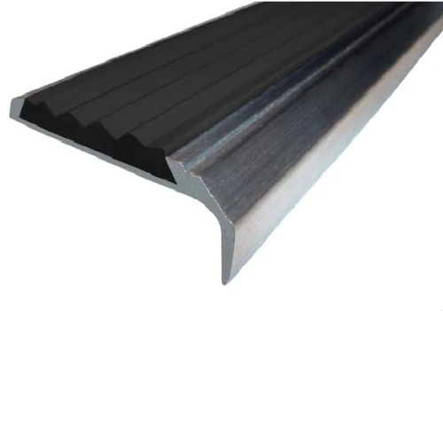 Противоскользящий алюминиевый самоклеящийся накладной угол-порог 42х7х16 мм 3 м чёрный