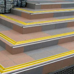 Противоскользящая алюминиевая самоклеящаяся полоса (2 вставки) 70х5,5 мм 3 м тёмно-коричневый