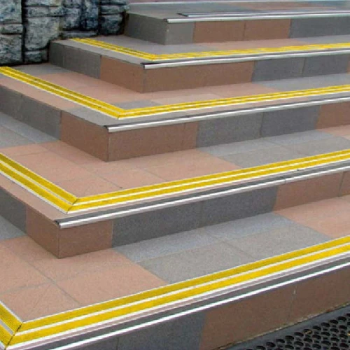 Противоскользящая алюминиевая самоклеящаяся полоса с двумя вставками 70х5,5 мм 1 м чёрный