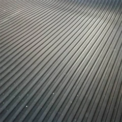 Рулонное резиновое покрытие 3-3,5 мм, 1,5х5 м, Полосы, чёрный