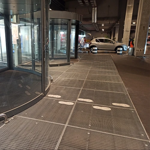 Стальная грязезащитная решетка из прессованного настила 33х11/30х2 Zn, 500х500 мм