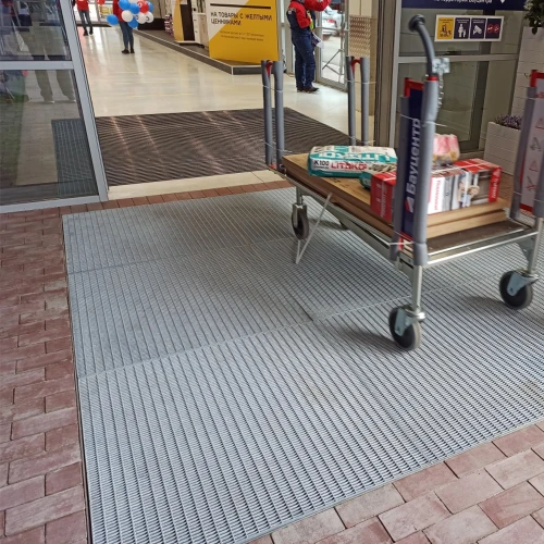 Стальная грязезащитная решетка из прессованного настила 33х11/30х2 Zn, 900х1000 мм