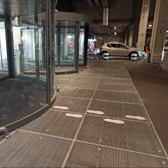 Стальная грязезащитная решетка из прессованного настила 33х11/30х2 Zn, 900х1000 мм