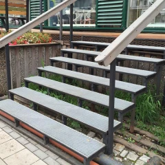 Стальная грязезащитная решетка из прессованного настила 33х11/30х2 Zn, 700х1000 мм