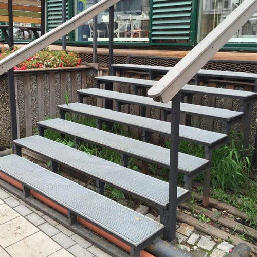 Стальная грязезащитная решетка из прессованного настила 33х11/30х2 Zn, 700х1000 мм