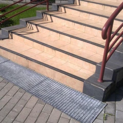 Стальная грязезащитная решетка из прессованного настила 33х11/30х2 Zn, 500х1000 мм