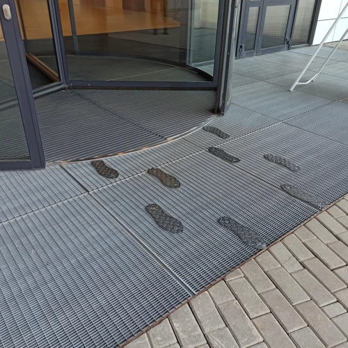 Стальная грязезащитная решетка из прессованного настила 33х11/30х2 Zn, 500х1000 мм