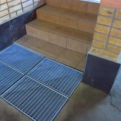 Стальная грязезащитная решетка из прессованного настила 33х11/20х2 Zn, 390х590 мм