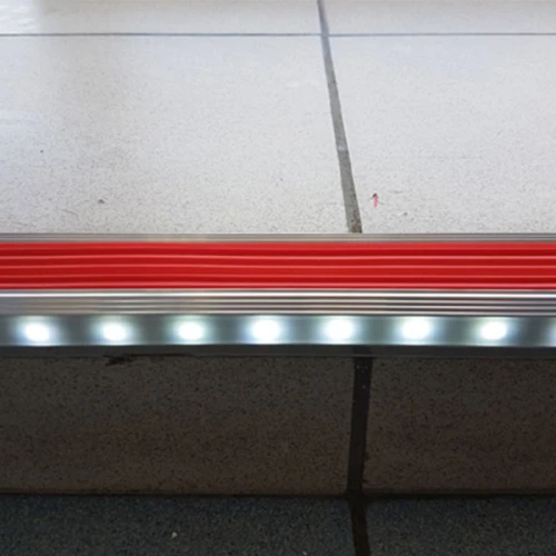 Противоскользящий алюмин.анодирован.угол-порог GlowStep 45х26х6 мм 2 м белый, профиль черный
