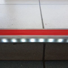 Противоскользящий алюмин.анодирован.угол-порог GlowStep 45х26х6 мм 2 м зеленый, профиль цветной