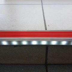 Противоскользящий алюминиевый угол-порог для ступеней 45x26мм GlowStep-45, 2м, коричневый