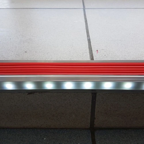 Противоскользящий алюминиевый угол-порог для ступеней 45x26мм GlowStep-45, 2м, зеленый