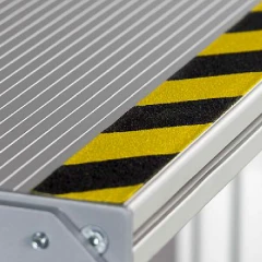 Противоскользящая сигнальная абразивная лента SlipStop 100 мм, 18.3 м, чёрно-жёлтая диагональ