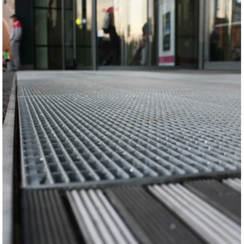 Стальная грязезащитная решетка из прессованного настила Р 33×11/30х2 Zn 1000х1200 мм