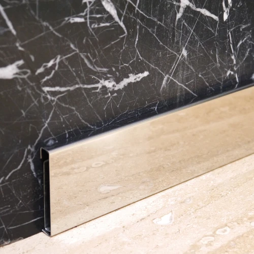 Плинтус PZ-2 c защелкивающимся крепежом и горизонтальной полкой 2,5м