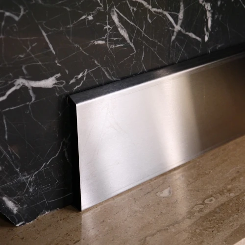 Плинтус PZ-2 c защелкивающимся крепежом и горизонтальной полкой 3м