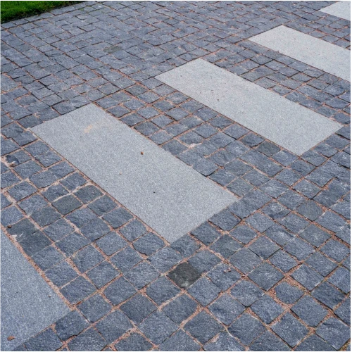 Брусчатка пилено-колотая (пиленые 2-4 боковые грани, верх колотый) 80х80х50 мм Габбро