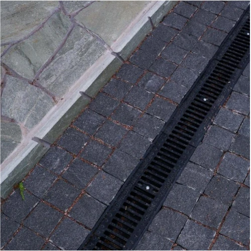 Брусчатка пилено-колотая (пиленые 2-4 боковые грани, верх колотый) 100х100х50 мм Габбро