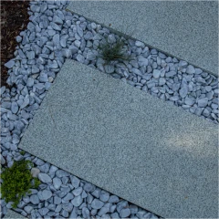 Плита пошаговая 2 сорт бучарда из гранита Мансуровский 950х650х50 мм