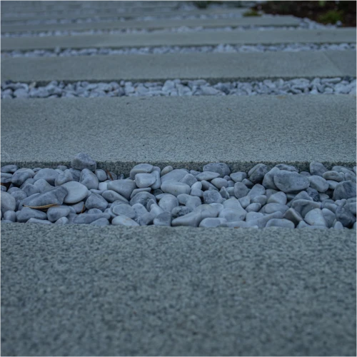 Плита пошаговая 2 сорт бучарда из гранита Мансуровский 950х650х50 мм