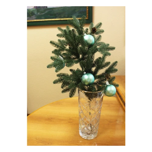 Ветка хвойная с шишками 