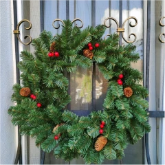 Венок новогодний - 13 зеленый с шишками и ягодами ПВХ, d-40 см. (1)